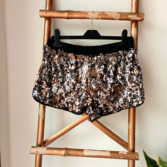 Forever 21 Pants - 🍓 Forever 21 Sequin Dolphin Shorts New